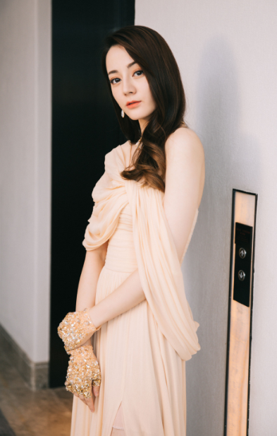 迪丽热巴嫩粉色裙显女神范，好身材惹人羡慕