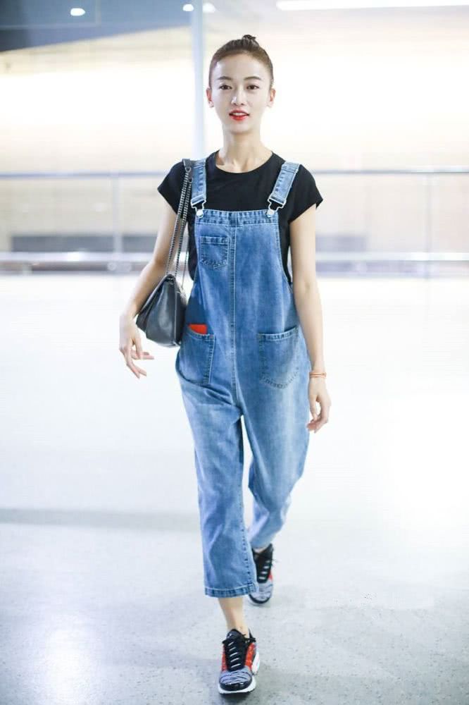 吴谨言拿买菜包走机场,4分短裤配马丁靴太敢穿