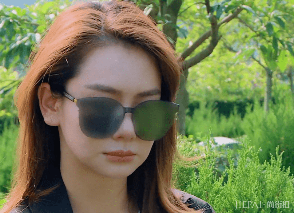 戚薇墓地悼念过世外公,李承铉跪地陪伴,身旁摄像机却引热议