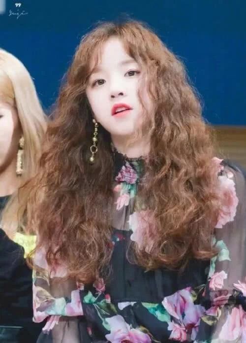 初秋流行什么发型?期中泡面头肯定会占有一个席位