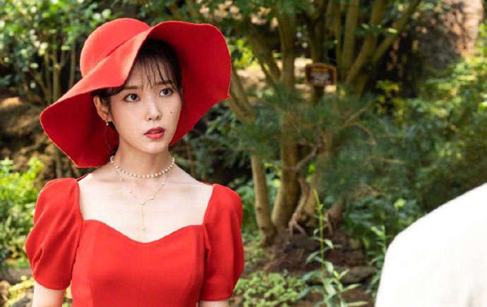 李知恩也太适合复古风了吧！8套造型演绎，名媛范太迷人