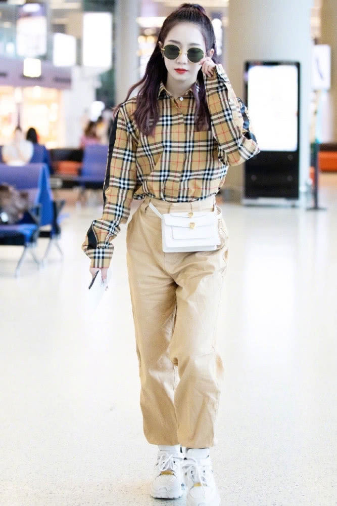 秋日明星机场街拍:孟美岐程潇穿出复古感,金高银打扮最高级