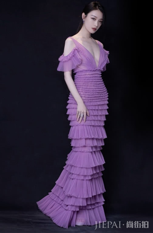 夏末初秋用梦幻紫色连衣裙,秀出你的高贵典雅