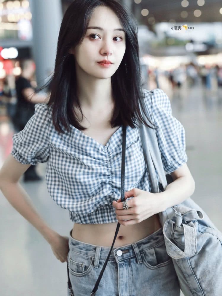 鞠婧祎和郑爽穿同款格纹上衣,这下知道腿长的重要性了
