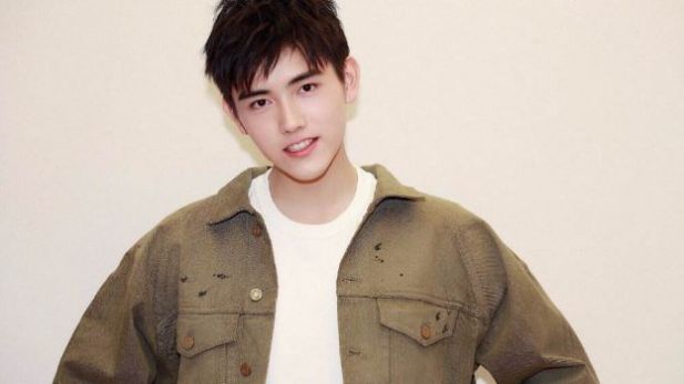 陈飞宇要走“黑红”路线？继欧阳娜娜王一博后，又和肖战撞衫比拼