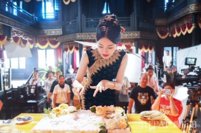 秦岚新剧造型曝光,穿旗袍端庄又温婉,气质太适合了