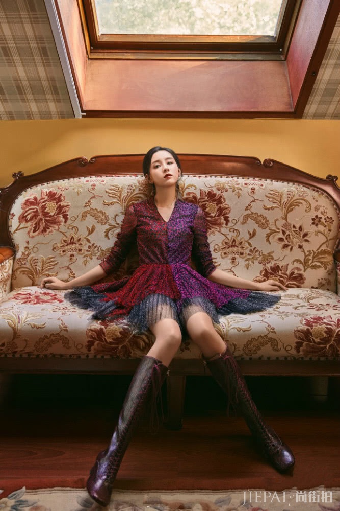 陈都灵不仅长的好看,穿衣也不简单!穿“反差”裙好冷艳,配长靴更显腿长