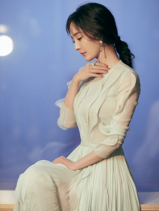 杨幂穿无痕裙秀出好身材，珠宝饰品越发优雅迷人