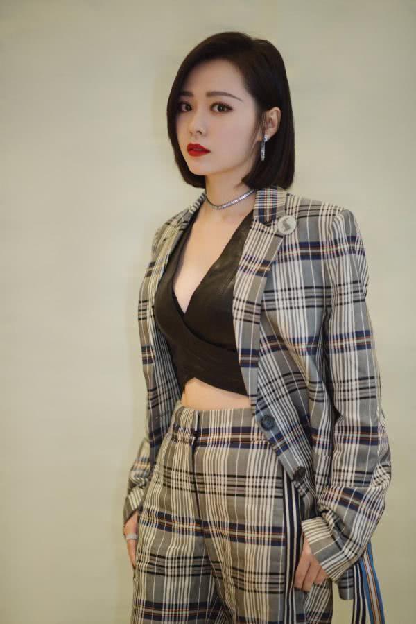 张靓颖短发造型搭配西装性感霸气,造型吸睛满分