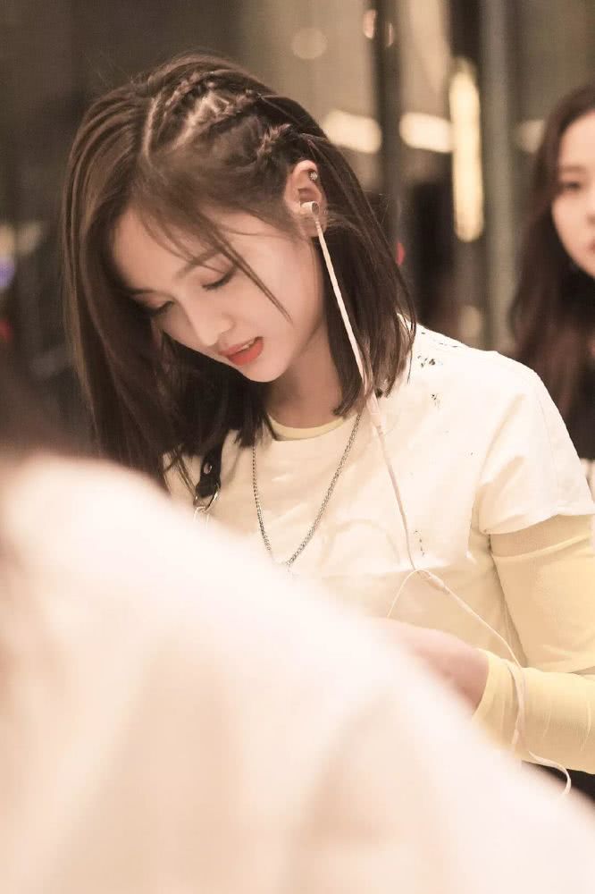 吴宣仪也太甜了吧!穿牛油果绿露脐装清新又时髦