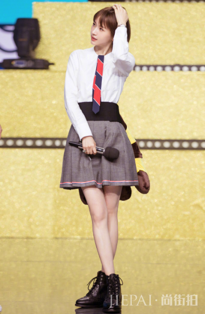 王子文最新衣品来袭,军绿色外套穿出了霸气感