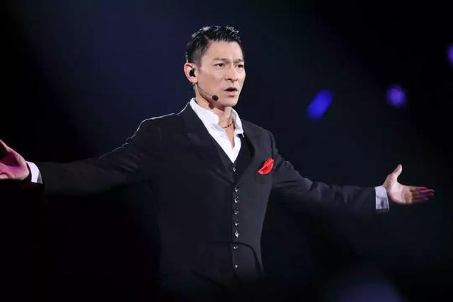 蔡徐坤胖了,吴亦凡也胖过,刘德华却越老越瘦越帅气