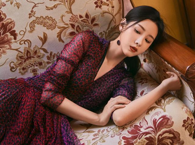 陈都灵V领豹纹拼接裙，搭配高筒靴，漂亮的美腿太好看