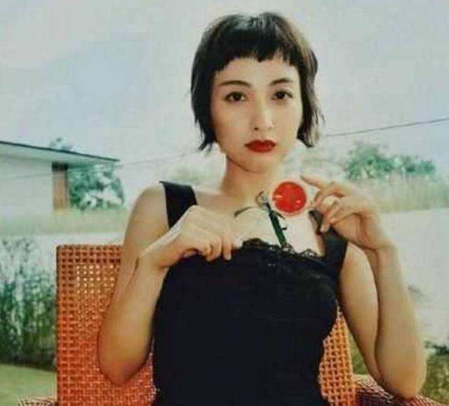 Angelababy赫本风大片油头造型又飒又A，眼神凌厉超迷人