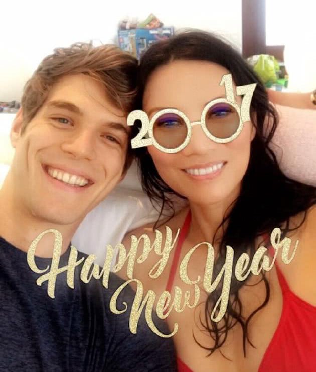 50岁邓文迪与23岁小男友彻底掰了，男方公开与漂亮新女友亲吻