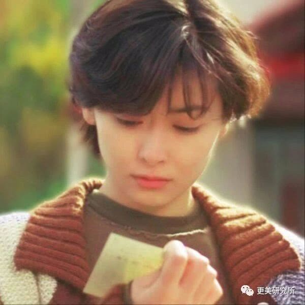 别再吹少女感了，秋日美人带着女人味颠覆审美