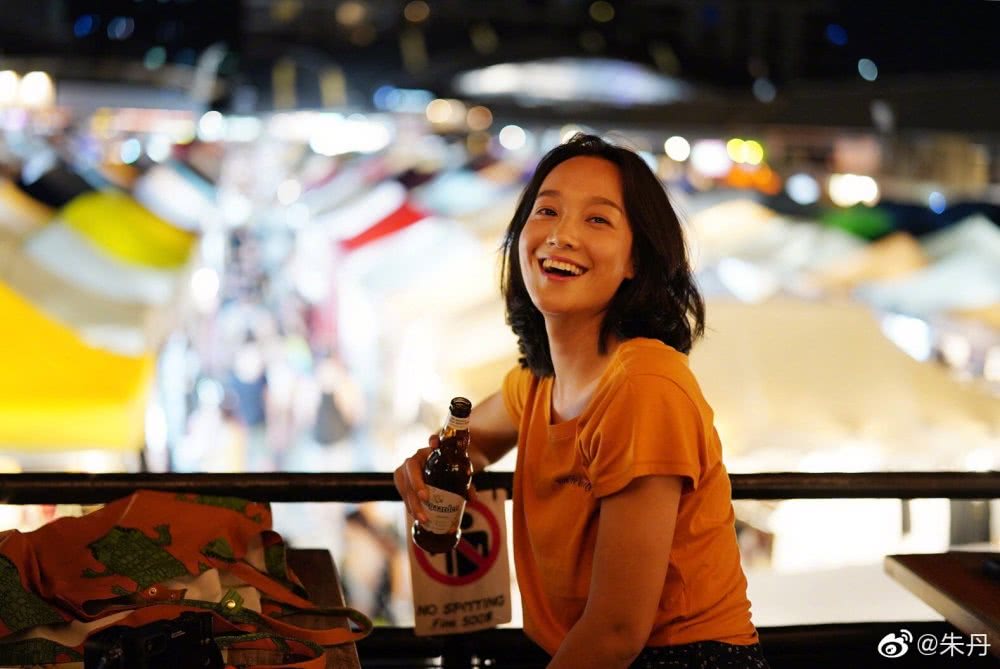 曾经和谢娜争“一姐”！如今事业起伏，独自一人异国他乡买醉？