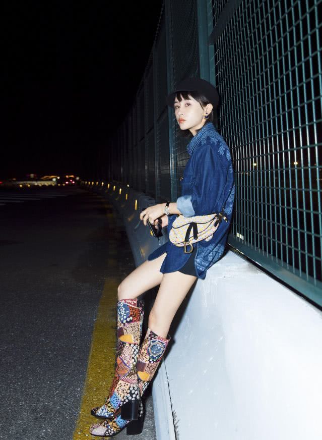 王子文及腰长发淑女气息超强,棒球帽时尚又减龄