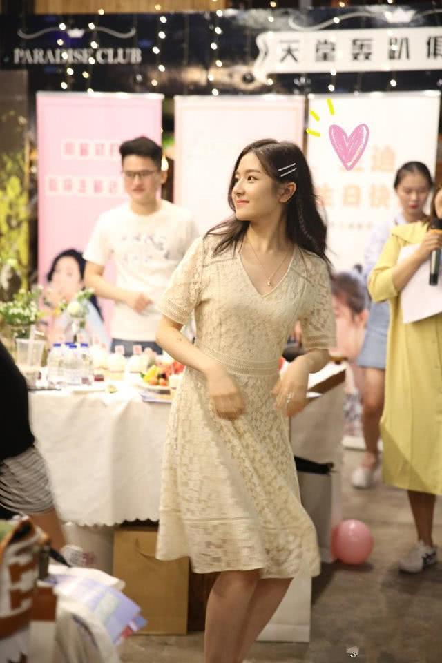李兰迪20岁生日会上穿蕾丝连衣裙,竟然美成了童话里的“小公主”
