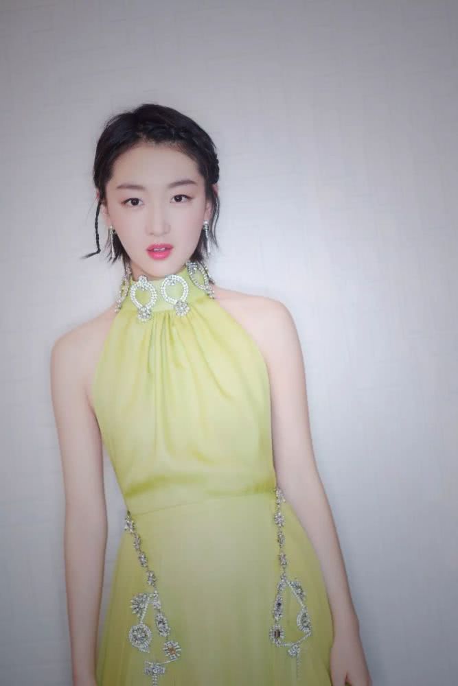 马思纯和周冬雨的短发灵感超完美,你只要学会一种就可以了