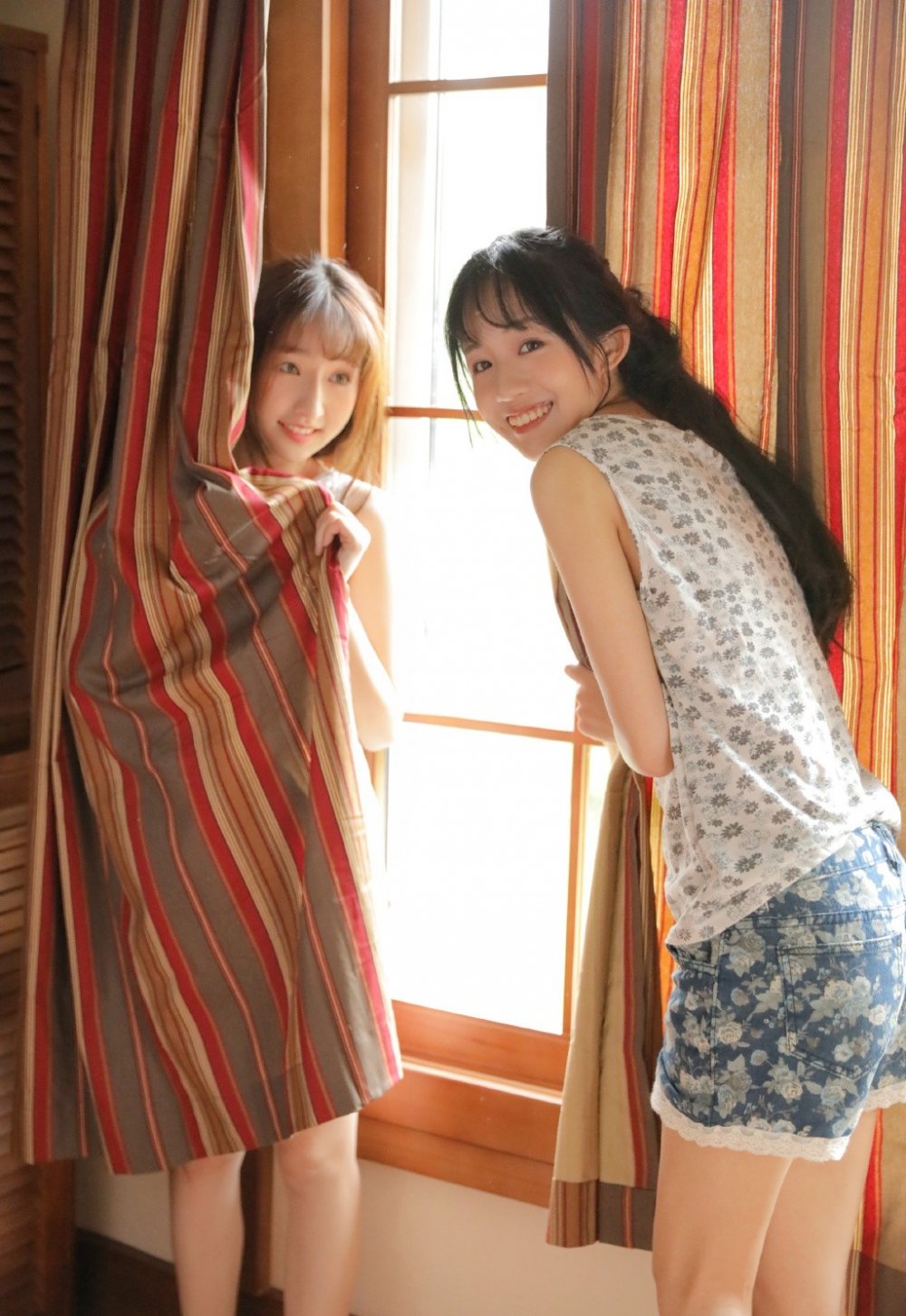 可爱姐妹花少女香肩私房居家美腿图片写真