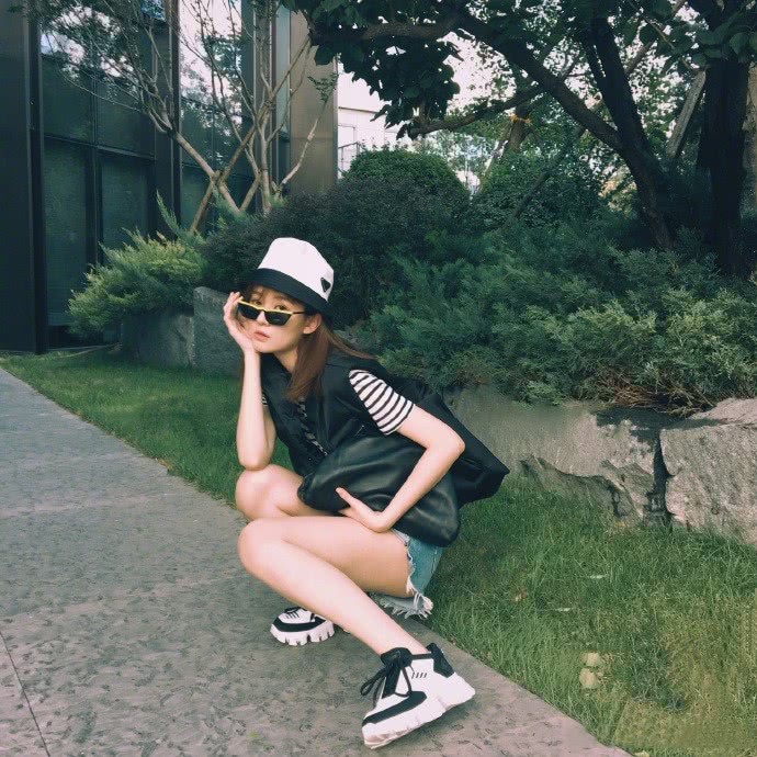 乔欣的裤子纽扣是故意忘了扣吗?漂亮的大长腿让多少女人羡慕