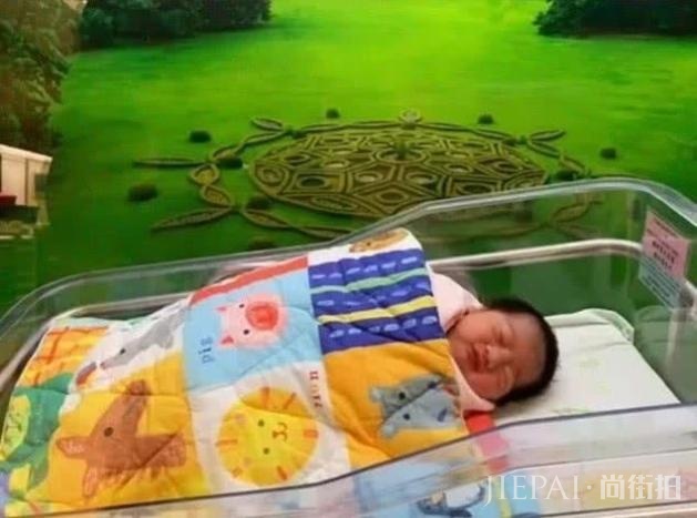 何超盈产女,身价有望破10亿,四太送超大玫瑰钻戒奖励