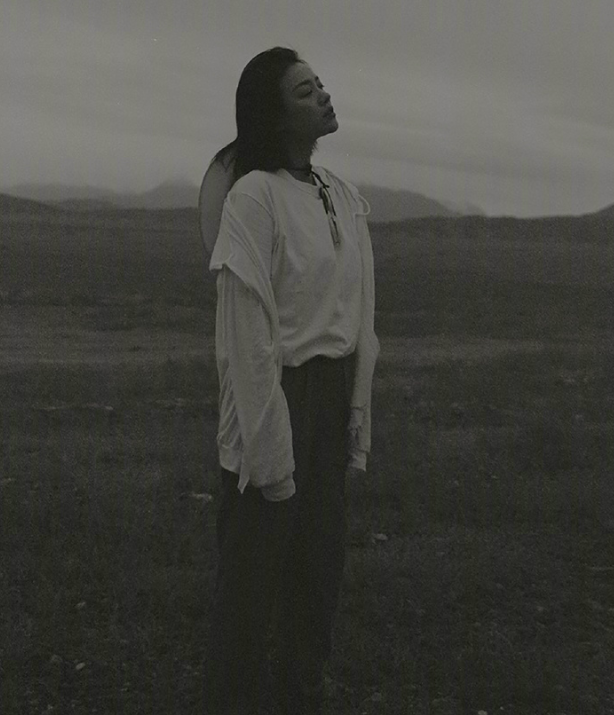 马思纯9月写真,白色上衣搭橙色长裤又飒又美