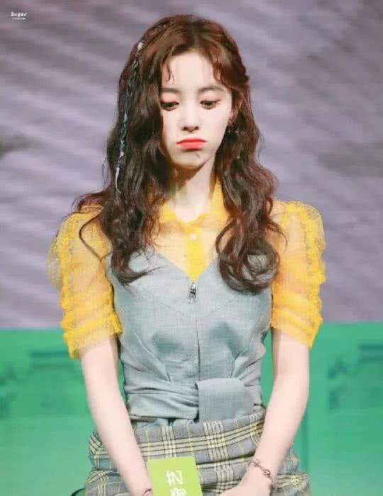 初秋流行什么发型?期中泡面头肯定会占有一个席位