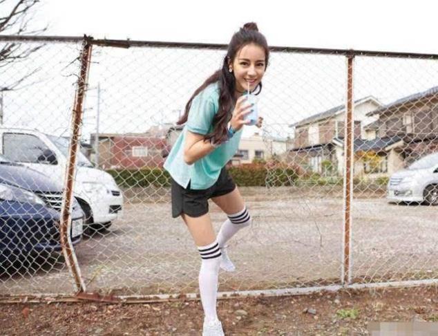 女明星蒋欣迪丽热巴关晓彤郑爽周冬雨穿长腿袜谁更迷人?