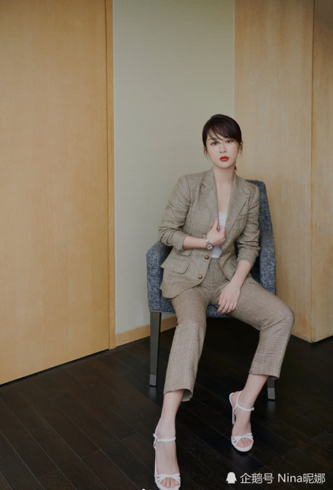 杨紫穿西装配裙子真好看,越来越有品了