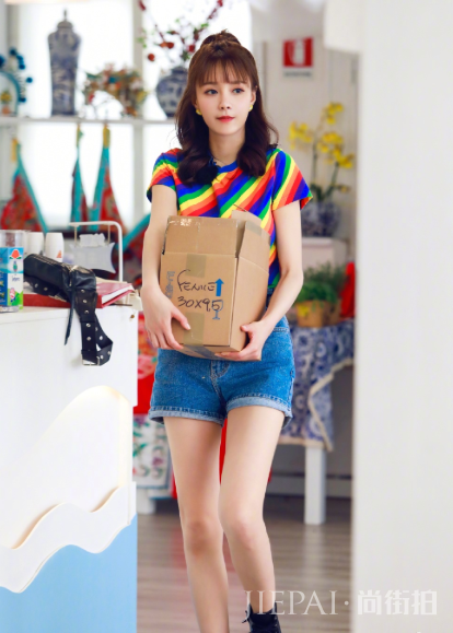 沈梦辰这么窄的热裤都能穿,说90斤都有人信