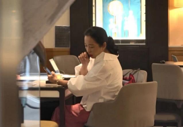 港媒拍朱玲玲逛名表店一掷千金,随后又到中医诊所很让人费解