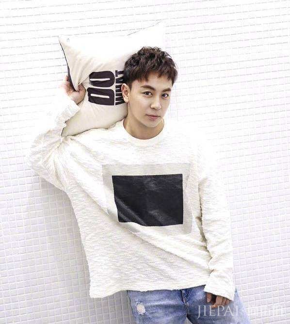 31岁释小龙近照曝光，发际后移额头光亮，网友：真的老了！