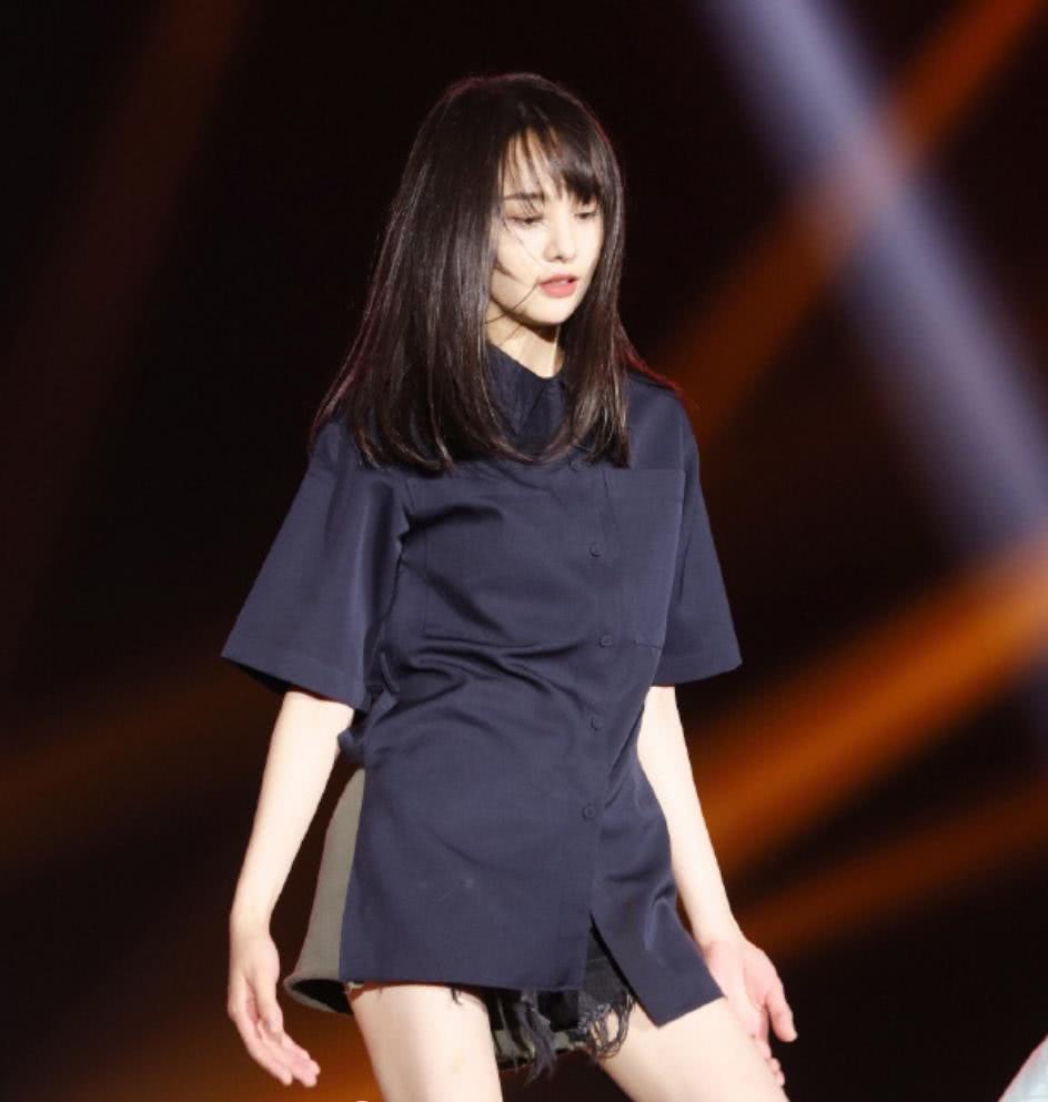 恋爱中的郑爽越来越甜了,扎双马尾美成精灵