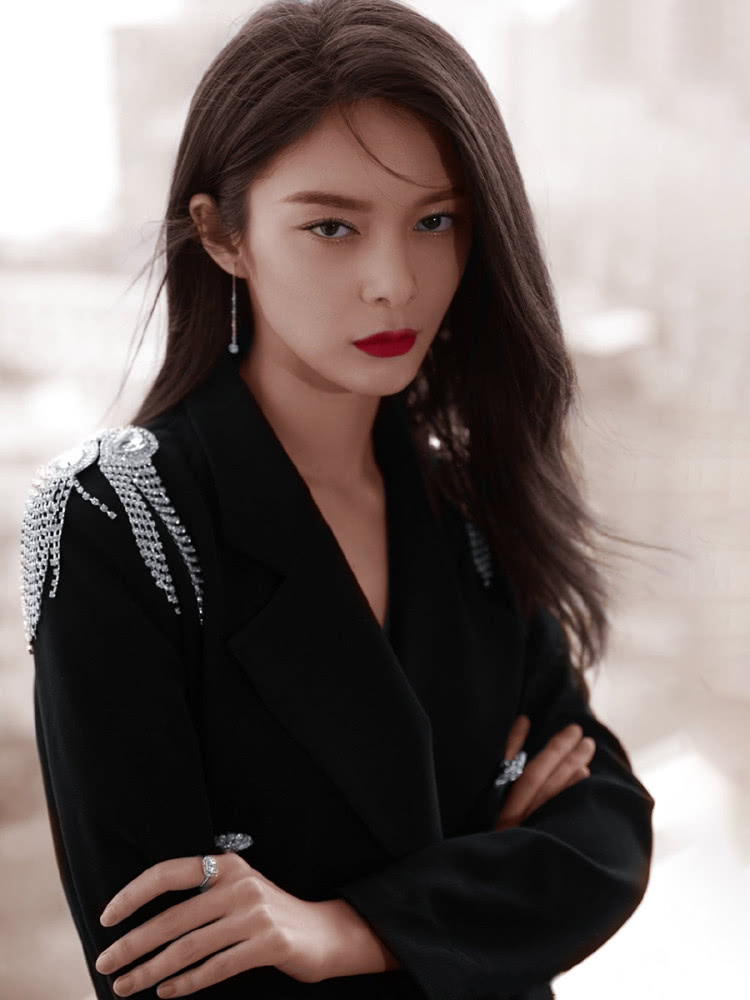 傅菁穿小黑裙秒变腿精,美出新高度