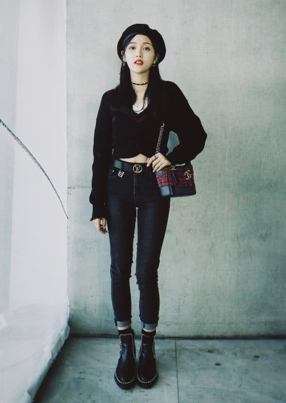 有马甲线的吴宣仪开始频繁展示她的小蛮腰，终于回归少女感了