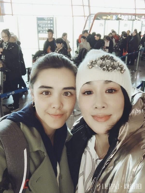 钟丽缇大女儿近照曝光，混血颜值撞脸多明星，颜值不输妈妈