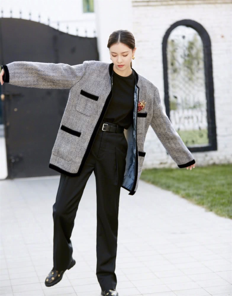 19年初秋穿什么?宋妍霏西装配高腰阔腿裤,显高显腿长气质满分