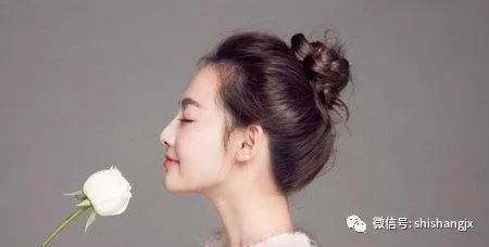 简单的编发和丸子头搭配技巧，效果相当不错哦