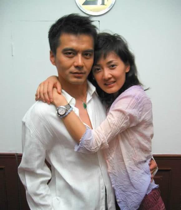 他娶过四位妻子,一位比一位好看,54岁了魅力越来越大