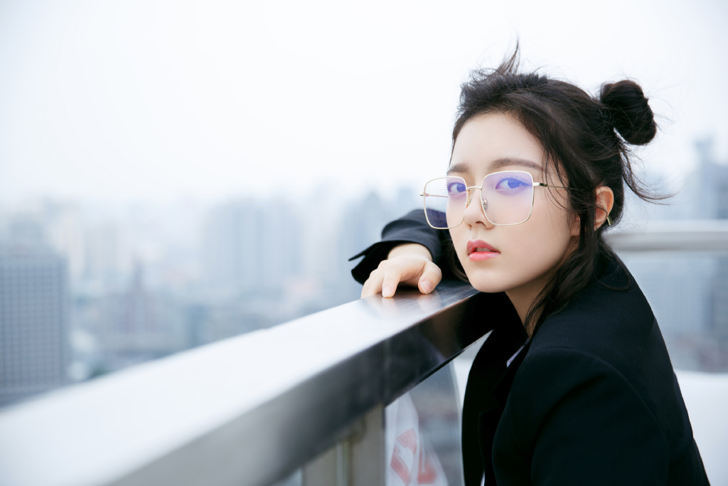 赵今麦可甜可盐的西服写真图片