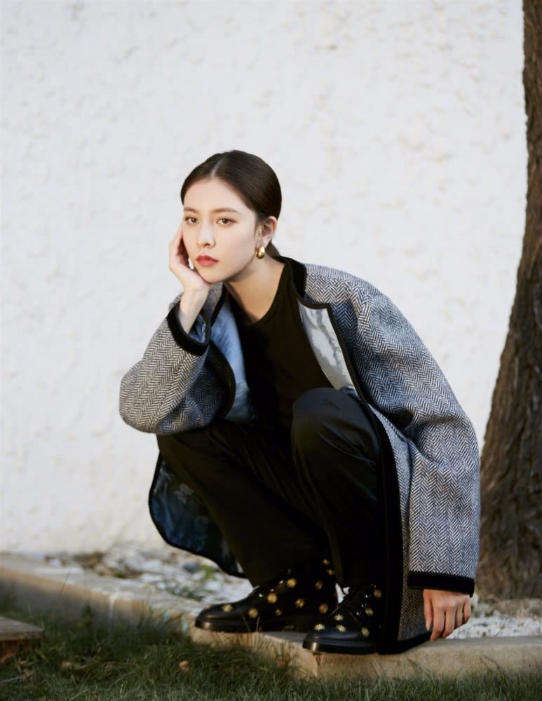 19年初秋穿什么?宋妍霏西装配高腰阔腿裤,显高显腿长气质满分