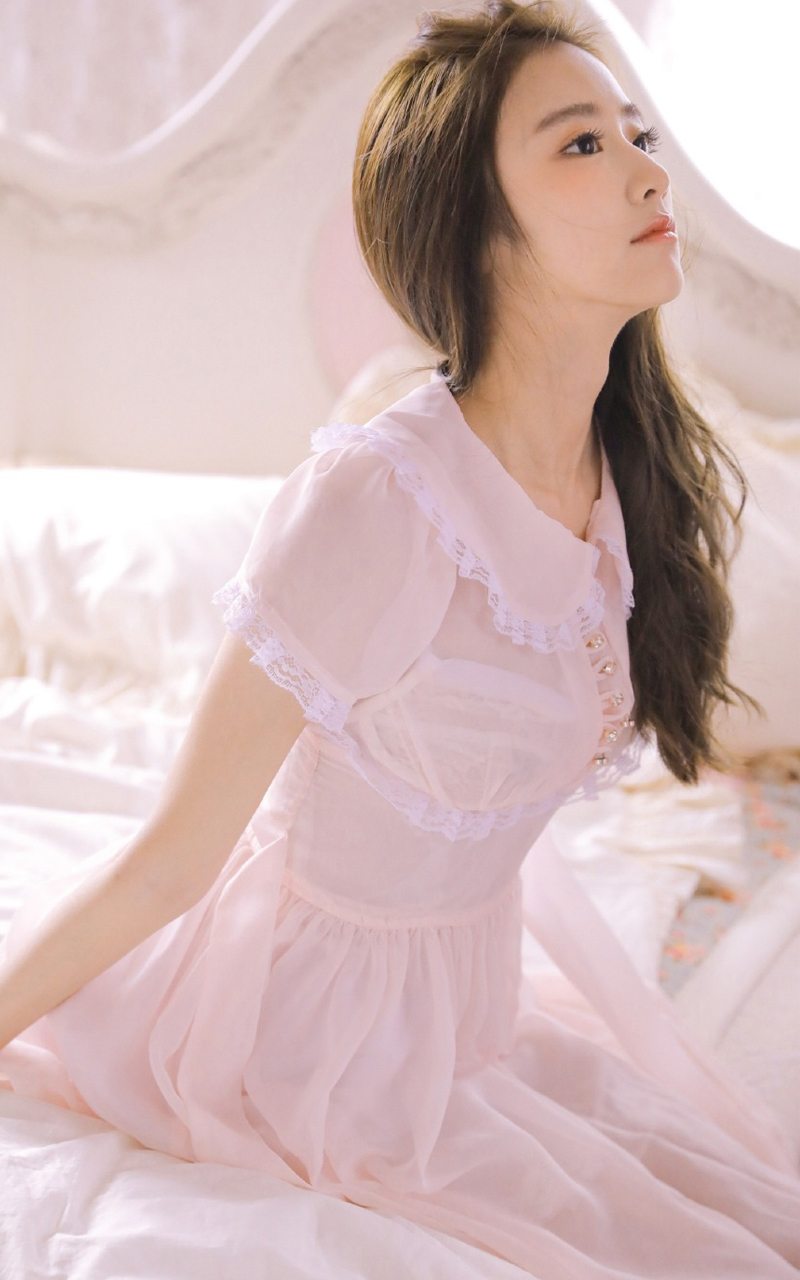 长相极品的美女御姐丰满性感私房床前写真