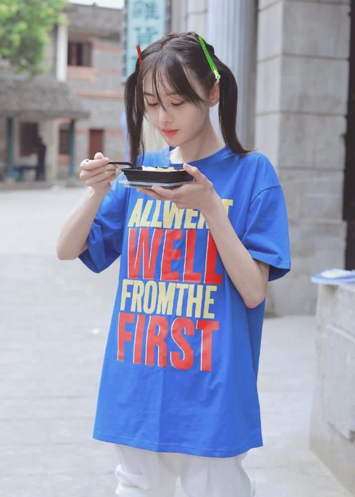 恋爱中的郑爽越来越甜了,扎双马尾美成精灵