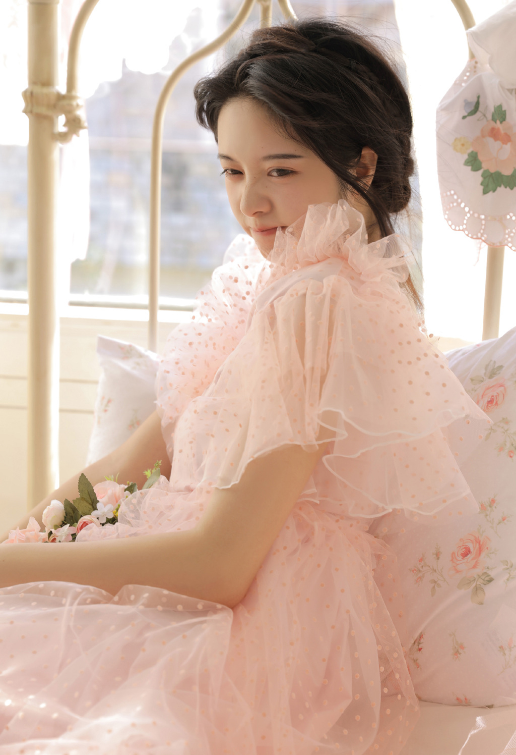 穿粉色蕾丝长裙的美女唯美梦幻清纯艺术写真图片