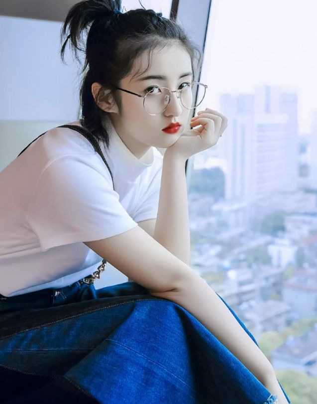 张子枫化浓妆晒自拍美照,摘下眼镜的那一瞬间,那是心动的感觉!