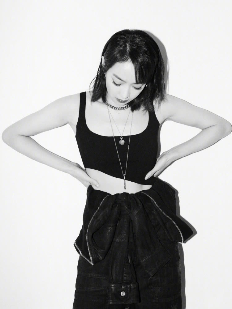 22岁Lisa32岁宋茜，同样搭配黑色露脐装不是年龄小就能赢