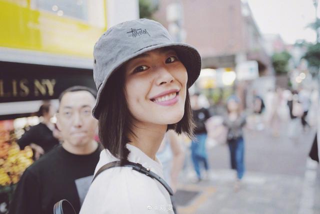 刘雯解约风波后现身机场，露招牌微笑心情好，未受时装周事件影响