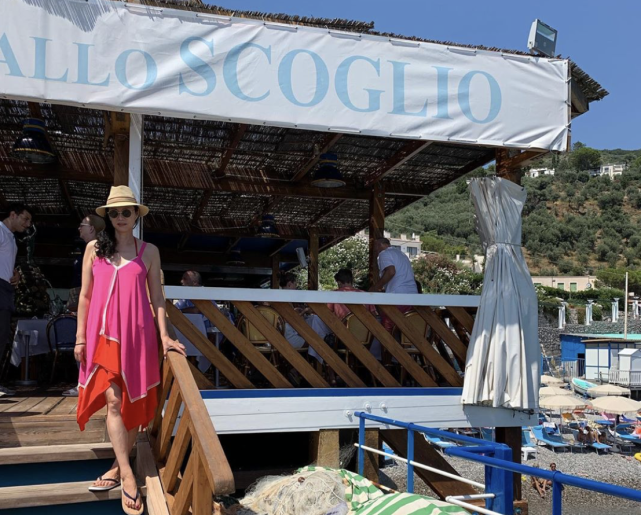 50岁邓文迪与23岁小男友彻底掰了，男方公开与漂亮新女友亲吻